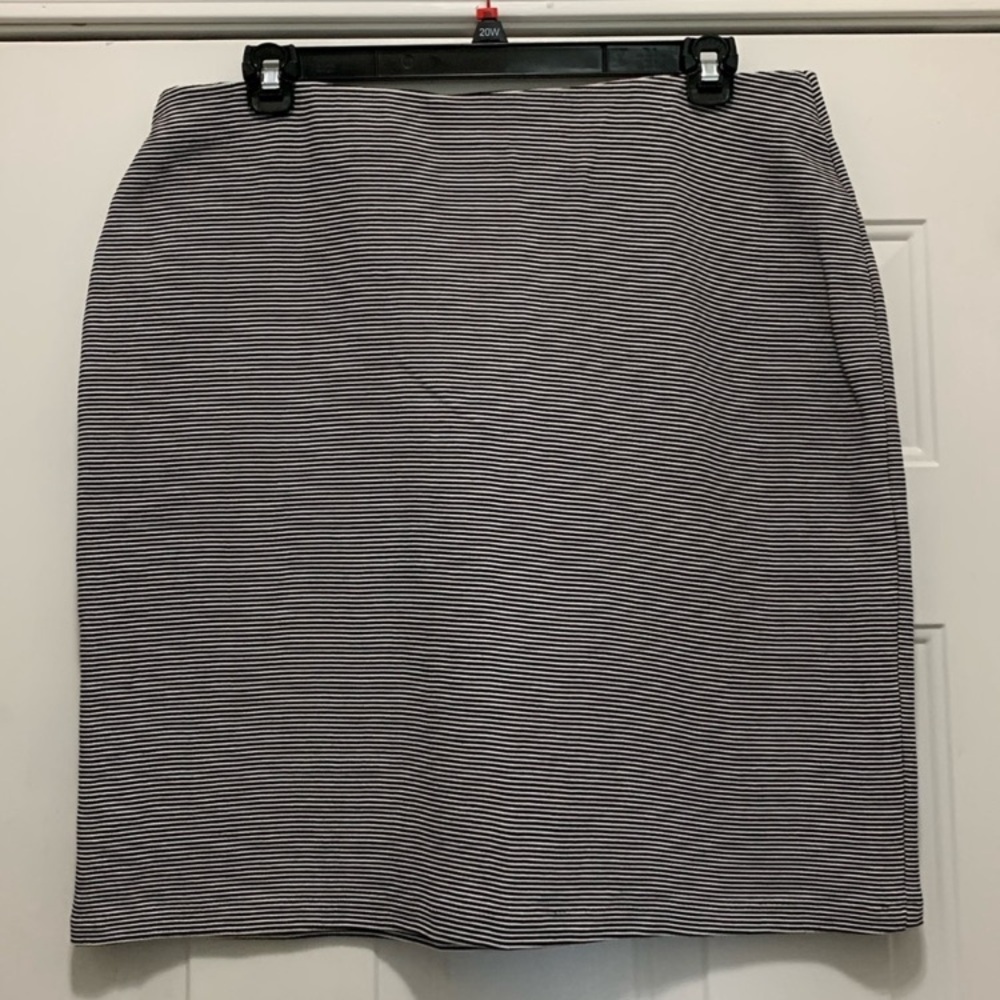 3/$15 Premise Woman Size 1X Cotton Classic Black and White Striped Skirt
